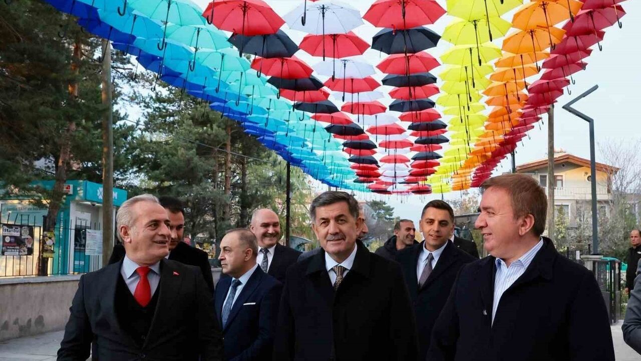 Erzincan İnönü Mahallesi'nde 'Şemsiyeli Sokak' estetik ve ilgi odağı oldu