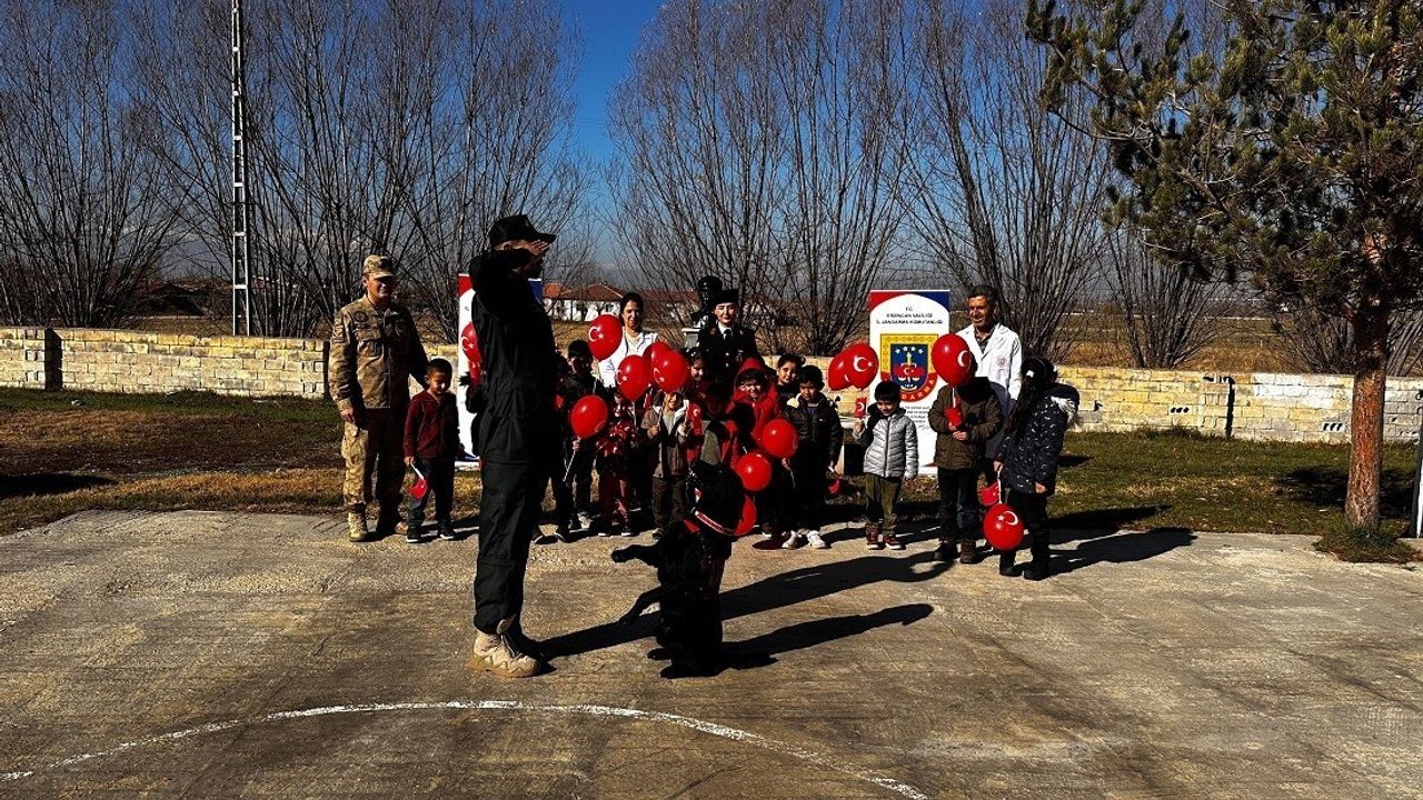 Erzincan Jandarması Karadiğin İlkokulu'nda Dünya Çocuk Hakları Günü'nü kutladı