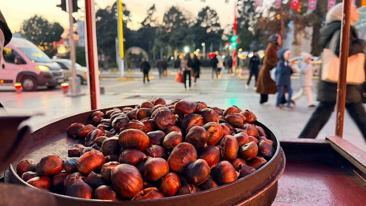 Erzincan sokaklarında kestane tezgâhları canlandı — Uzmanlardan tüketim uyarısı