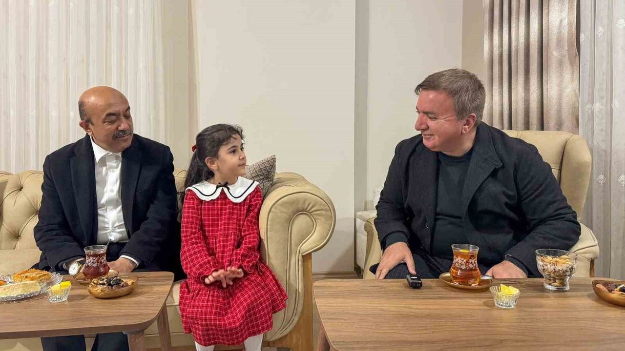 Erzincan Valisi Hamza Aydoğdu, minik Beyza ve ailesini evinde ziyaret etti