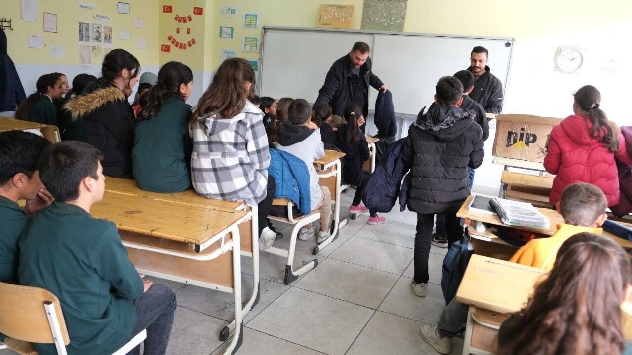 Erzincanlı öğrenciler 'Oyun Arkadaşım Sensin' ile Verimli Köyü'ne destek ziyareti gerçekleştirdi