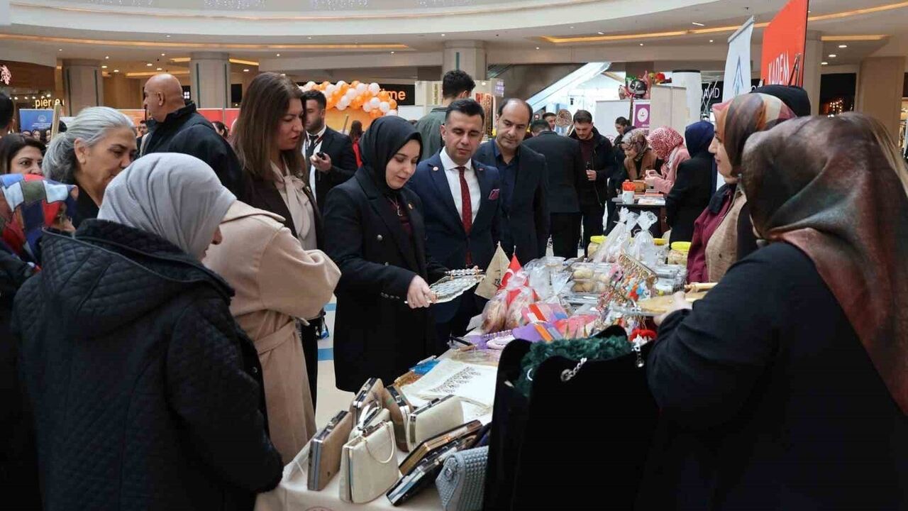 Erzurum'da '25 Kadın 25 Hikâye' Sergisi Açıldı: Kadına Yönelik Şiddete Karşı Farkındalık Etkinliği
