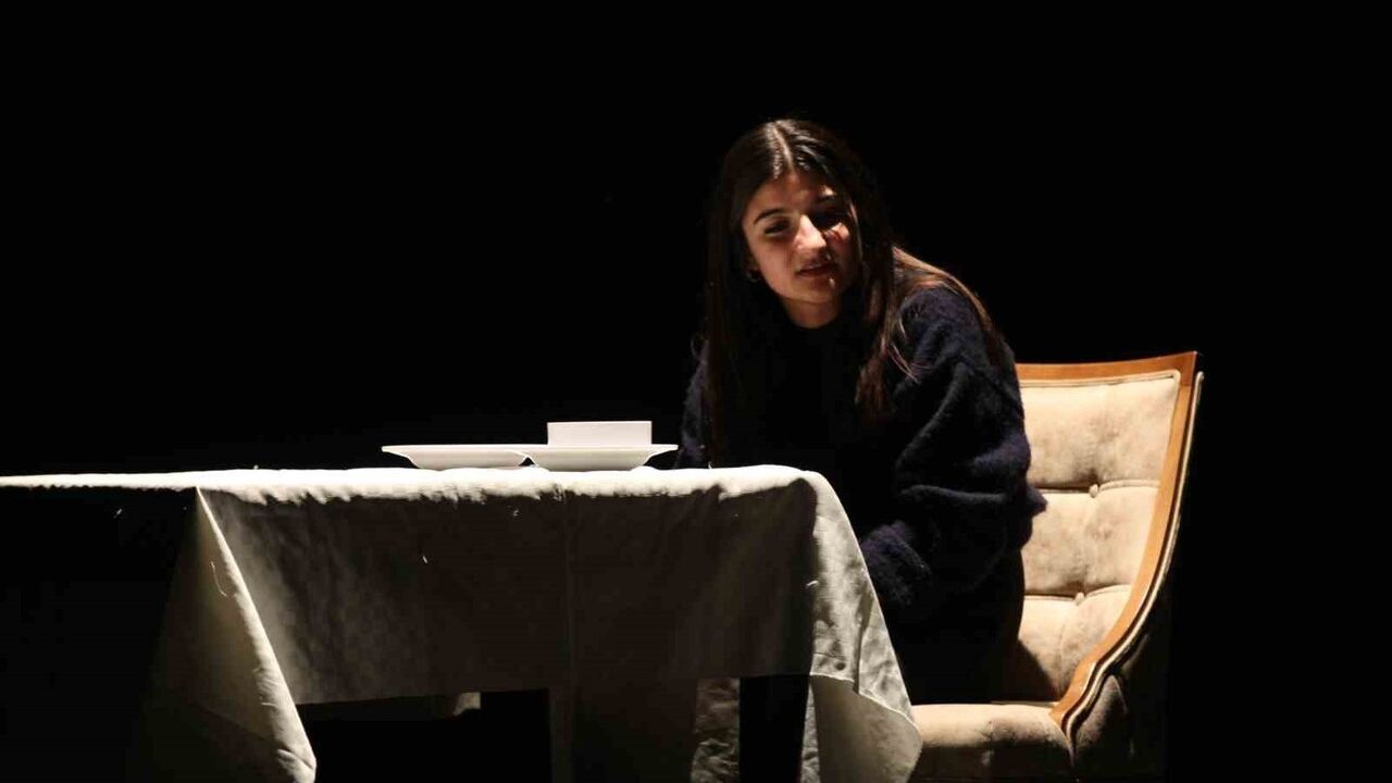 Erzurum'da 'Bir Gün Değil Bir Gül’dür Öğretmen' Tiyatro Gösterisi Ayakta Alkışlandı