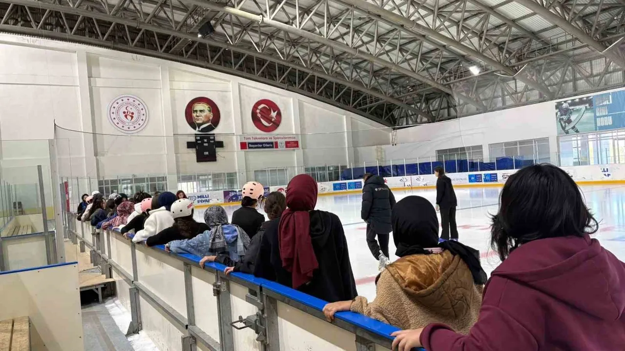 Erzurum'da 'Buzun Üzerinde Bir Yıl' projesi sürüyor: Üniversiteli gençler hem öğreniyor hem buz pateni yapıyor