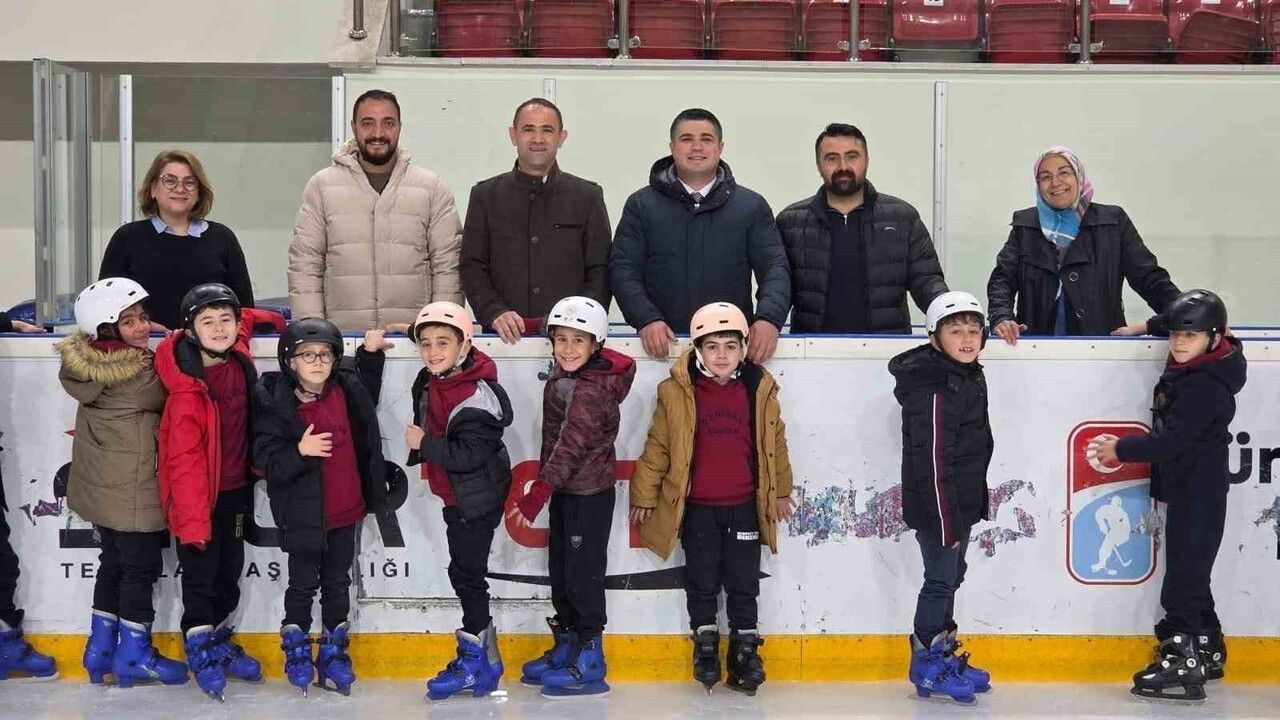 Erzurum’da 'Ders zili buzda çalacak' projesiyle 2. sınıf öğrencileri buz hokeyine başladı