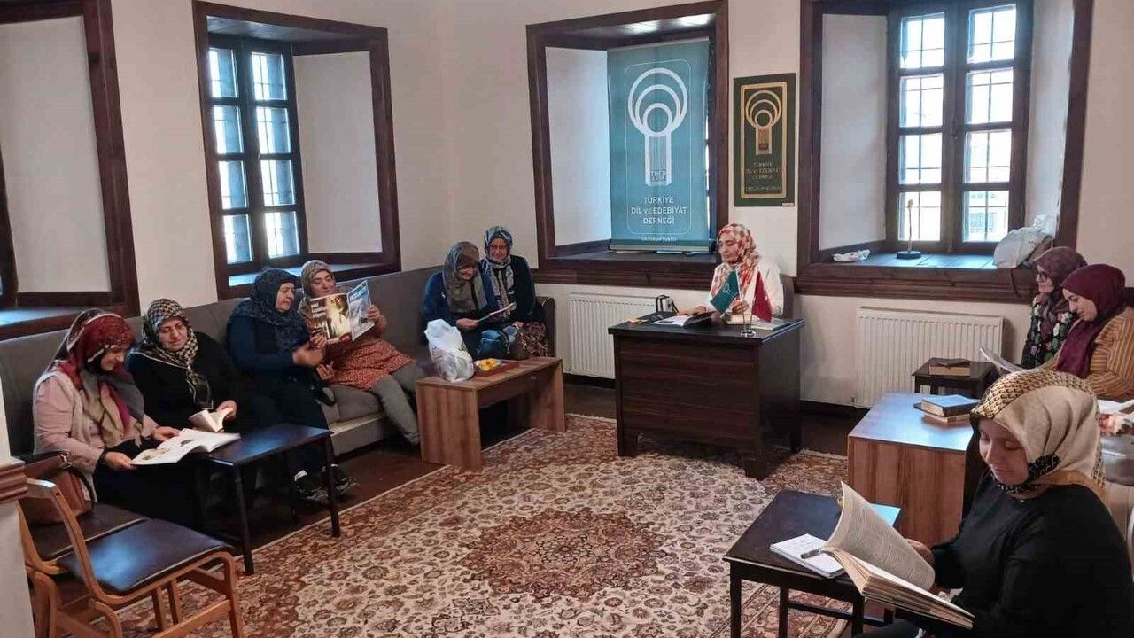 Erzurum'da ev hanımları kitap kulübü EBB Dil ve Edebiyat Konağı'nda buluşuyor