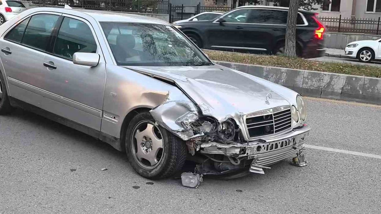 Erzurum'da iki otomobilin çarpıştığı kazada 3 kişi yaralandı