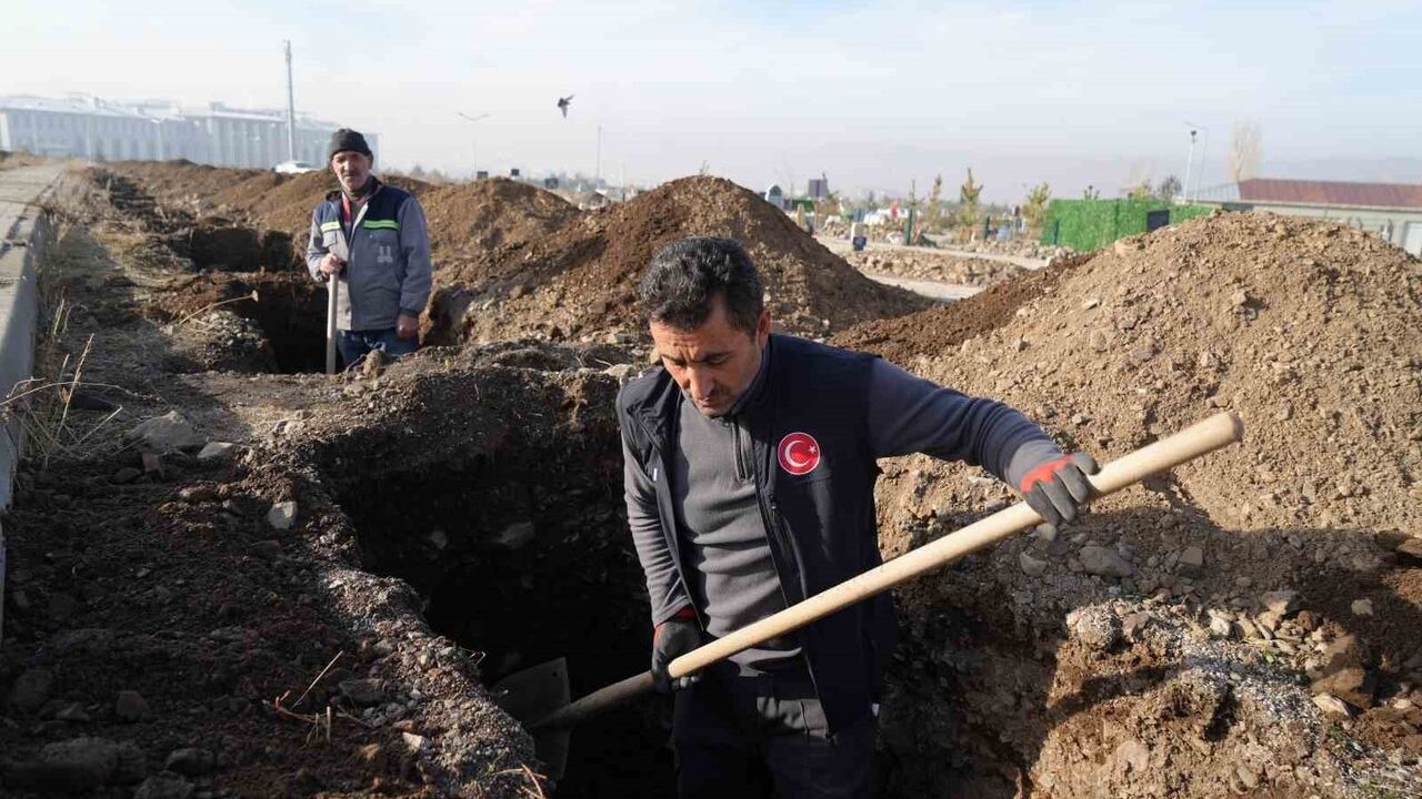 Erzurum'da kış öncesi yüzlerce mezar yeri hazırlandı