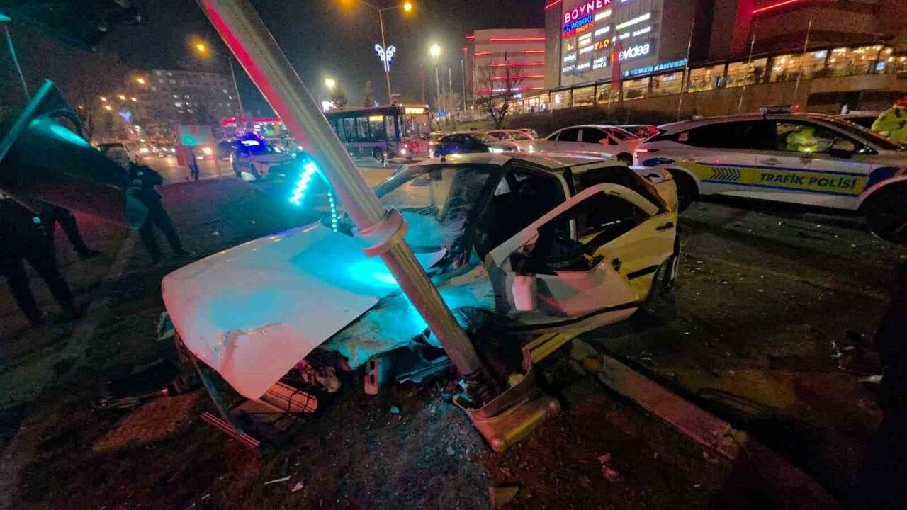 Erzurum'da polis kontrol noktasından kaçan araç kaza yaptı: 3 yaralı