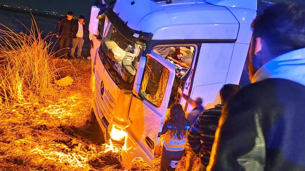 Erzurum'da tır yoldan çıkarak tarlaya uçtu: 2 yaralı