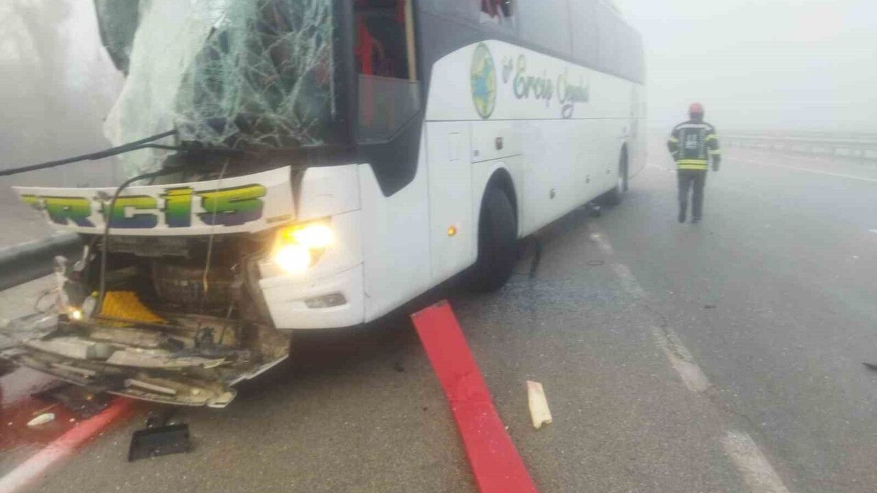 Erzurum’da Yoğun Sis Ulaşımı Olumsuz Etkiledi: Pasinler Yolunda Otobüs ile Tır Çarpıştı, 13 Yaralı