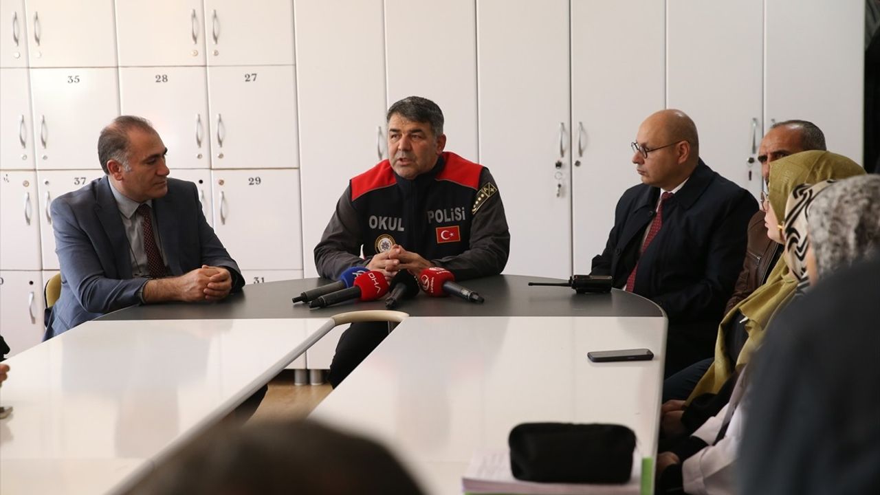 Erzurum Emniyet Müdürü Karaburun, öğretmenlere okul çevresi tedbirlerini anlattı