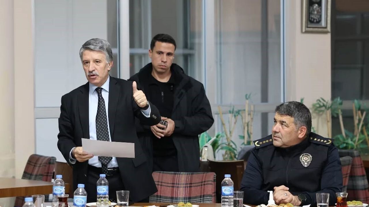 Erzurum Emniyet Müdürü Onur Karaburun, Atatürk Üniversitesi Hukuk Fakültesi öğrencileriyle buluştu