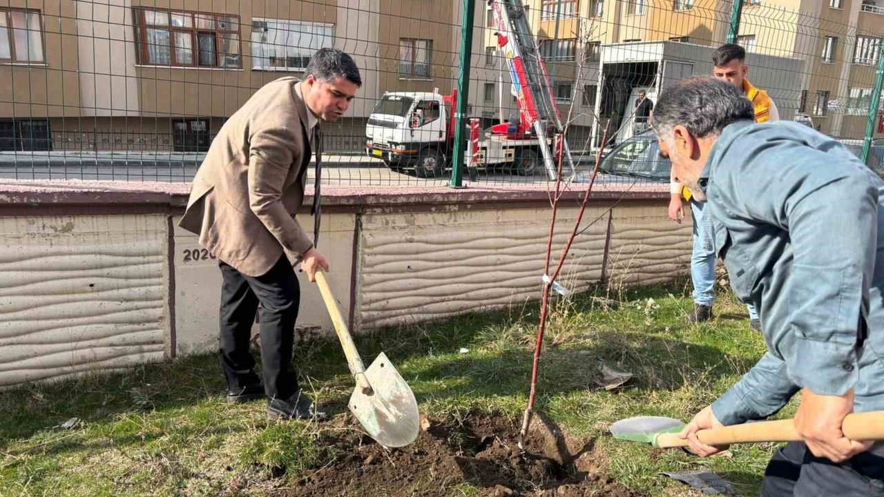 Erzurum GSİM spor kampüslerine 450 meyve fidanı dikti