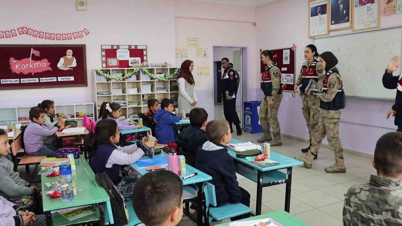 Erzurum Jandarması Başçakmak İlkokulu’nda Dünya Çocuk Hakları Günü’nde Bilgilendirme Yaptı