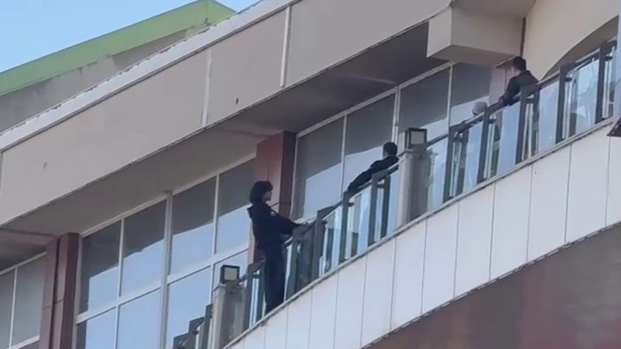 Erzurum MNG AVM'de intihar girişimi: Genç polis tarafından ikna edilerek indirildi