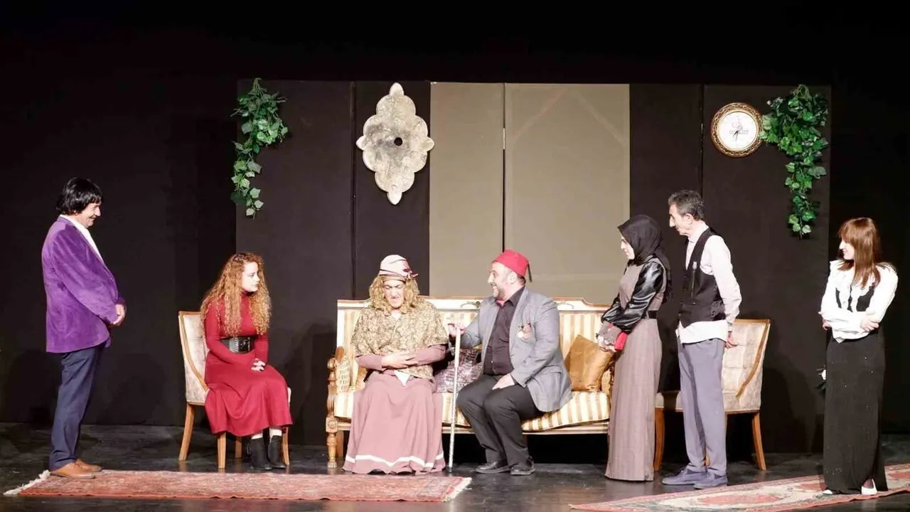 Erzurum Şehir Tiyatrosu'nun 'Kılıbık Hayrullah'ı yoğun ilgi gördü