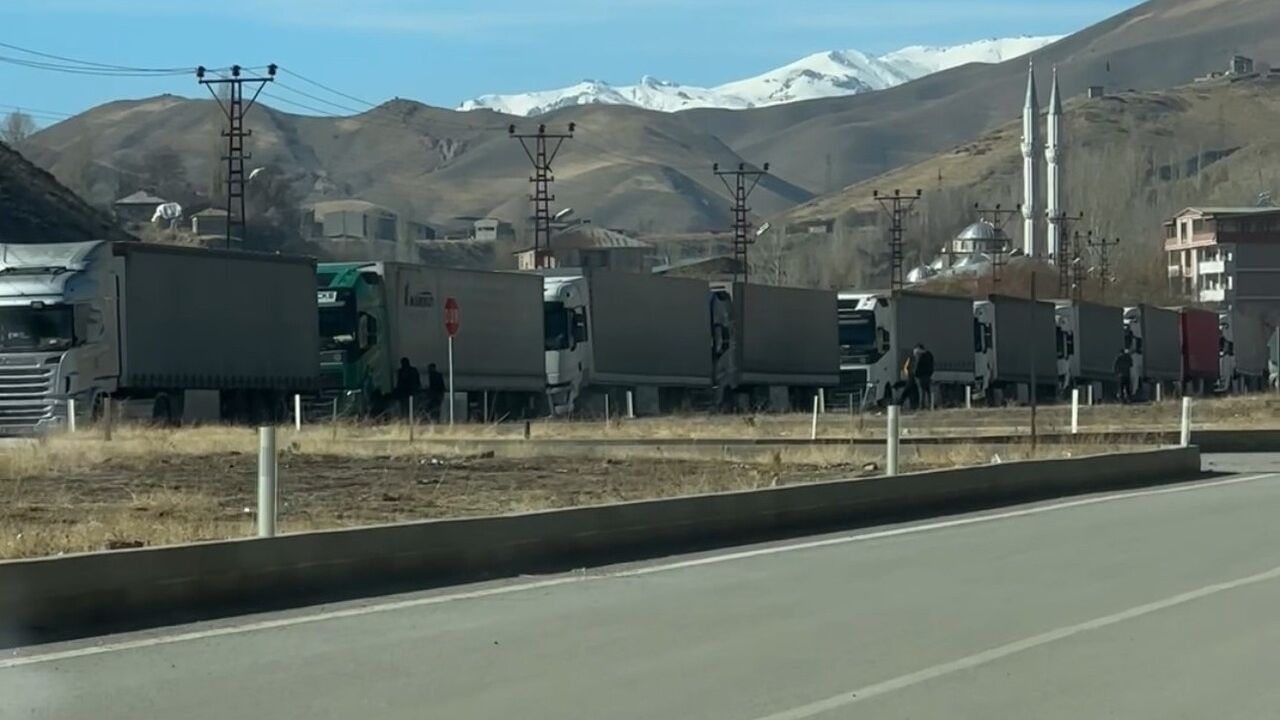 Esendere Gümrük Kapısı'nda tır kuyruğu yaklaşık 2 kilometreye ulaştı