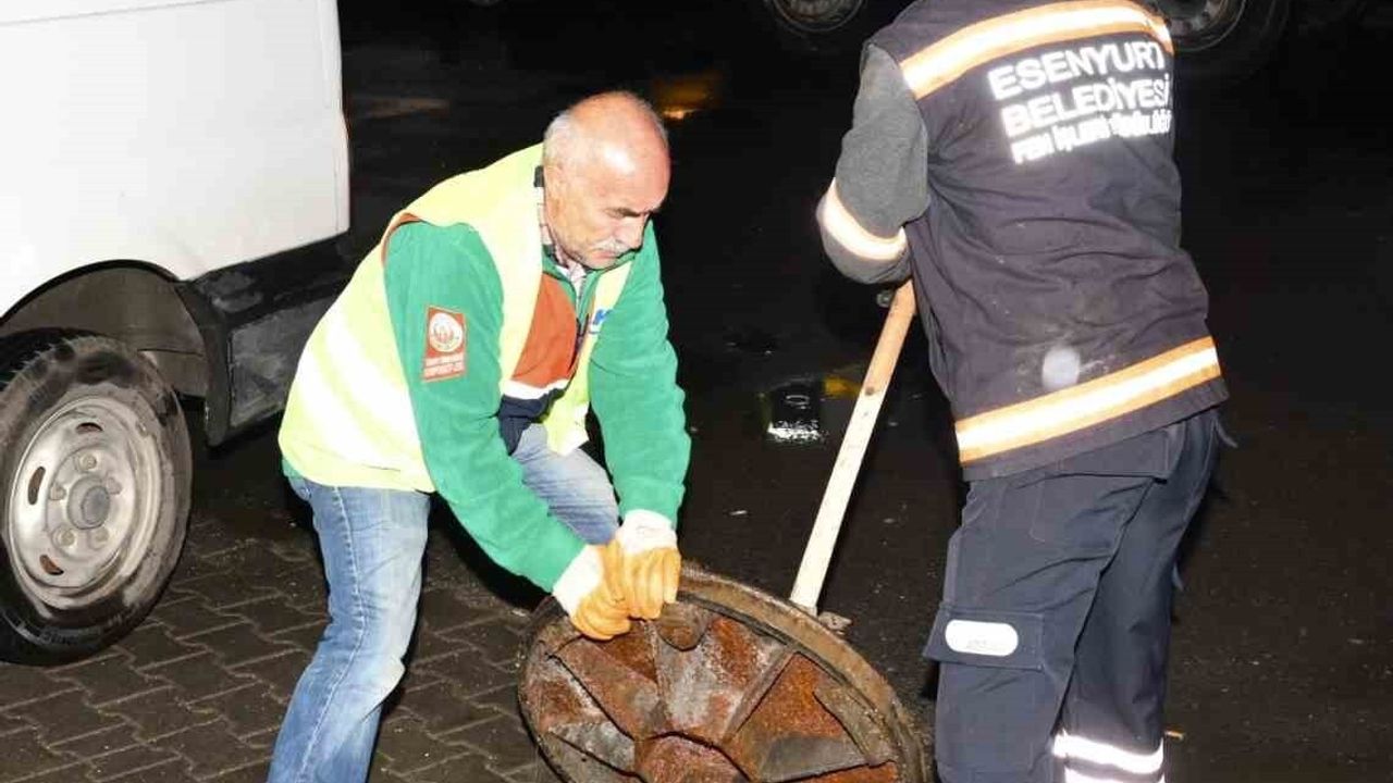 Esenyurt Belediyesi, Balıkyolu Mahallesi'nde su baskınına müdahale etti; esnaf İSKİ'ye tepki gösterdi