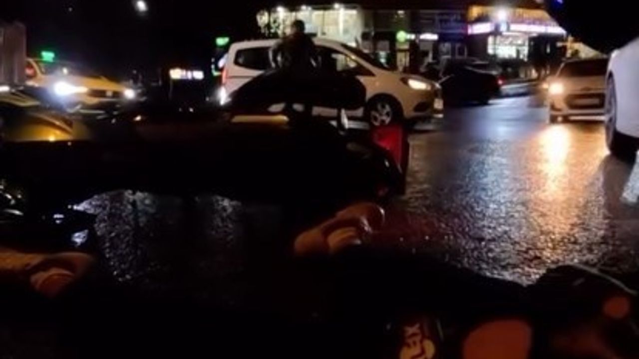 Esenyurt'ta kavşakta araç motosikletliye çarptı — kaza anı kask kamerasında