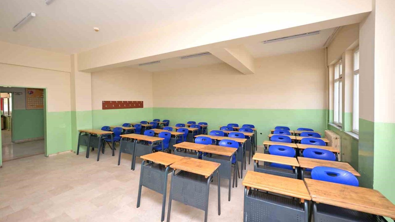 Esenyurt’ta okullarda ara tatilde bakım ve onarım çalışmaları hız kesmeden sürdü