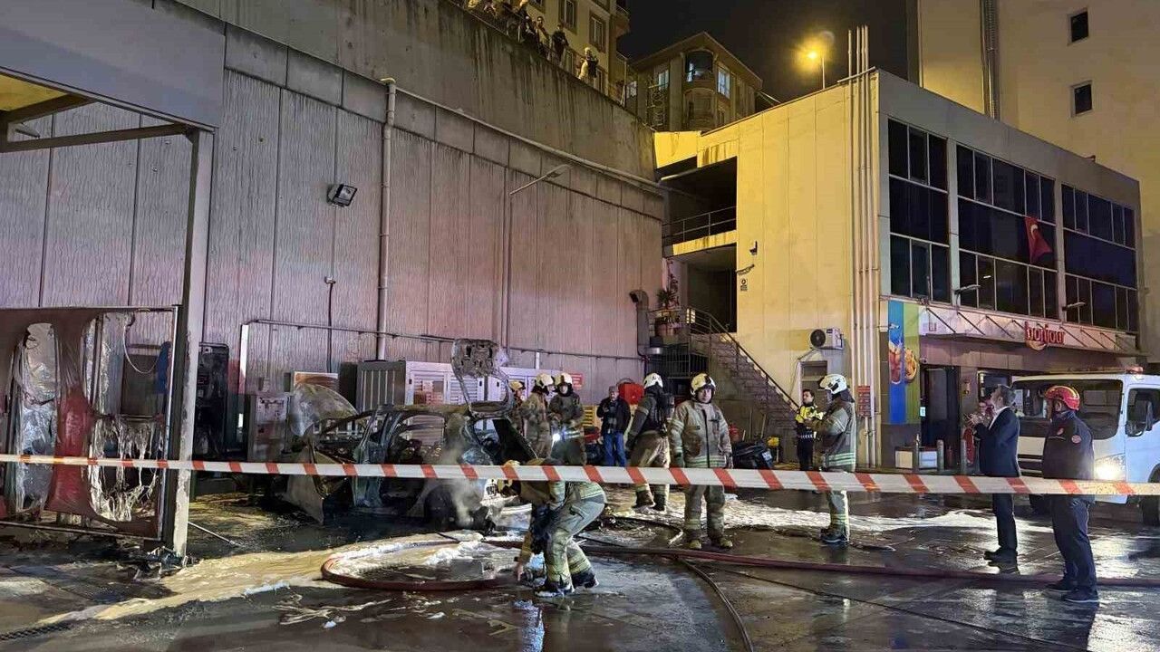 Esenyurt'ta şarj halindeki elektrikli araç akaryakıt istasyonunda patladı