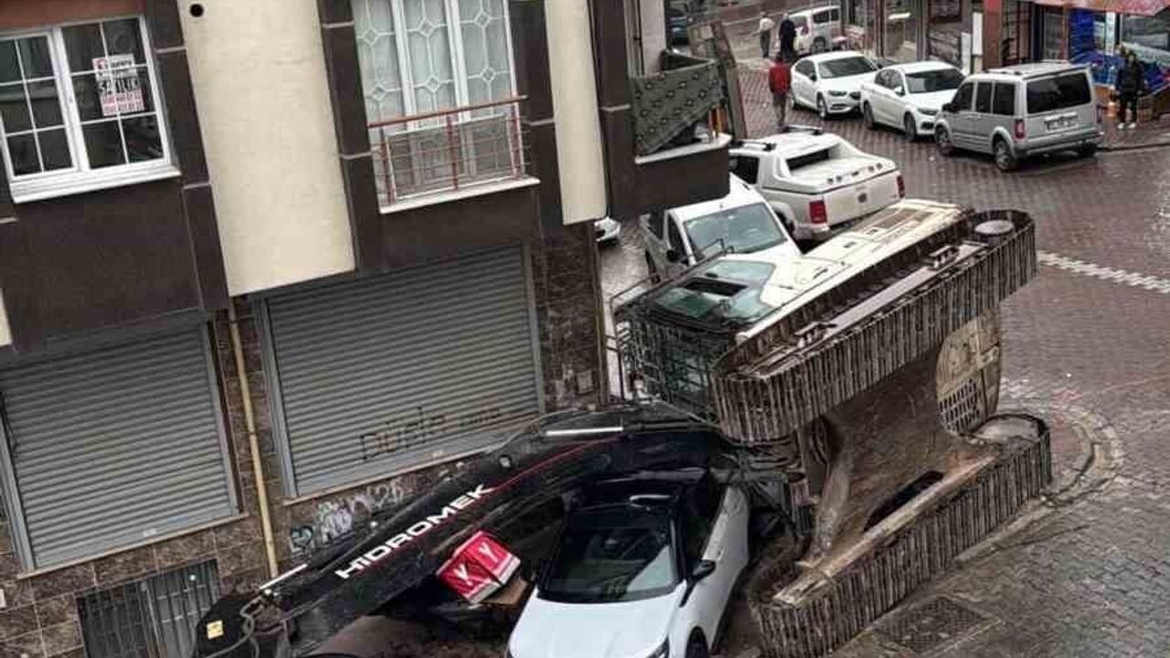 Esenyurt'ta tır dorsesindeki iş makinesi devrildi: 2 otomobil ve 1 motosiklet hasar gördü