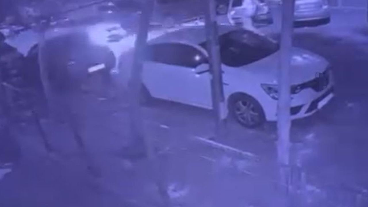 Esenyurt'ta yolun karşısına geçen kişiye otomobil çarptı; sürücü gözaltına alındı