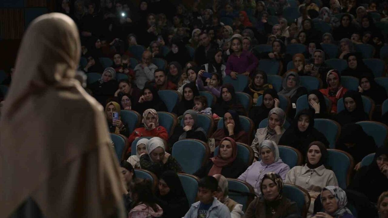 Esenyurt’ta 'Zor Zamanlarda Aile Olabilmek' söyleşisi aile içi iletişim ve dayanışma odaklı gerçekleştirildi