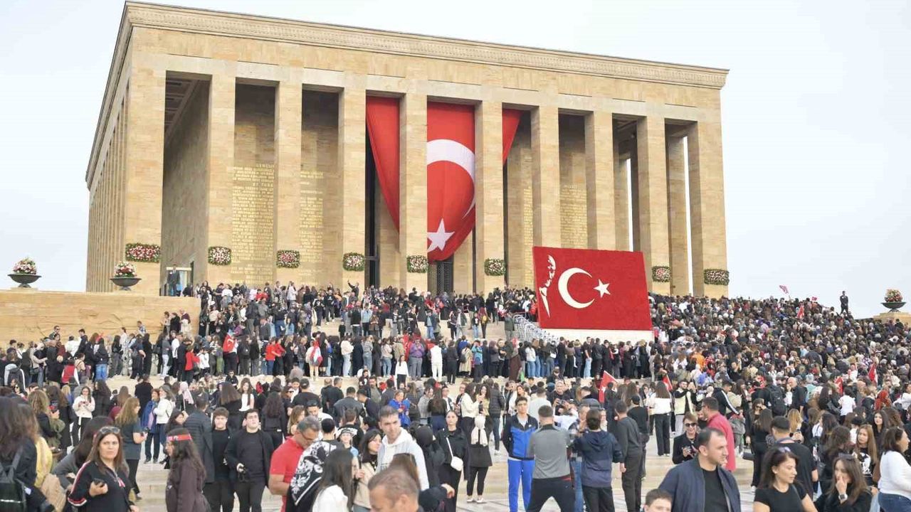 Esenyurtlu gençler 10 Kasım'da Anıtkabir, TBMM ve Millet Kütüphanesini ziyaret etti