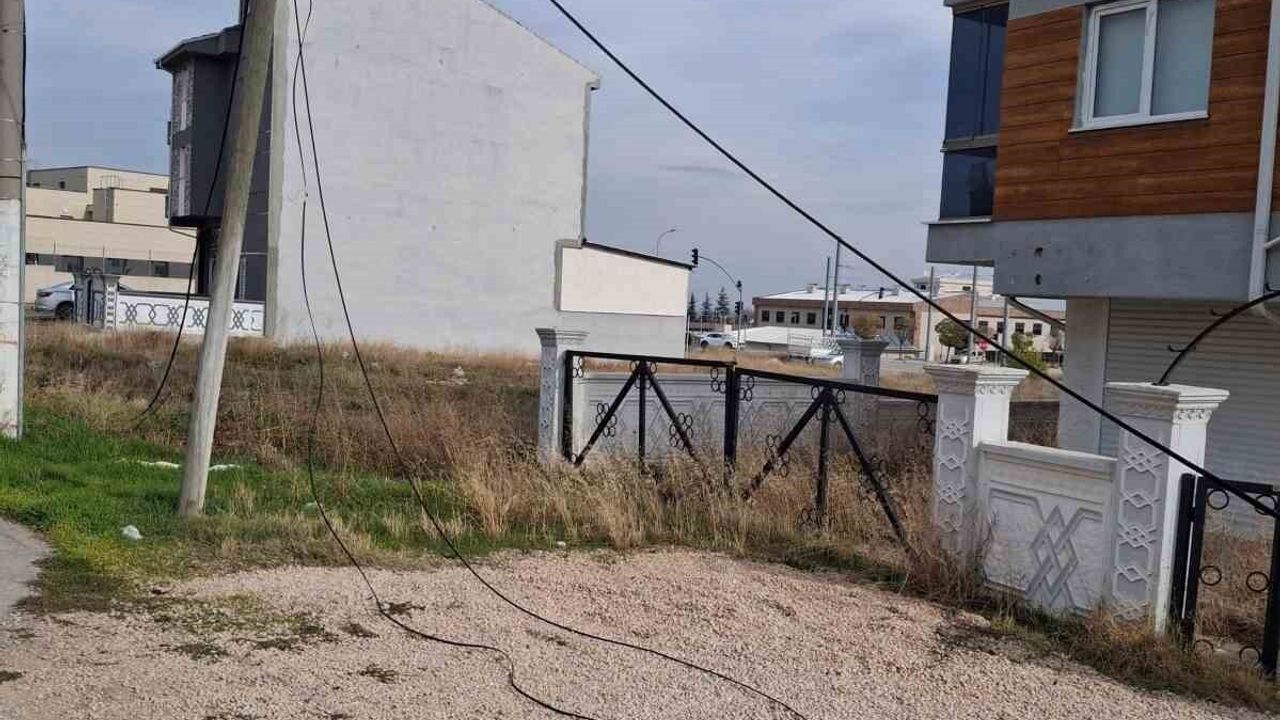 Eskişehir 71 Evler Mahallesi'nde Devrilen İnternet Direği Onarılmayı Bekliyor