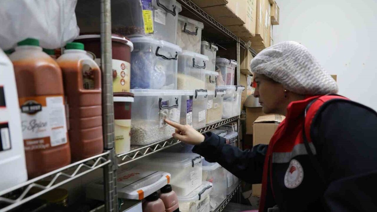 Eskişehir alışveriş merkezlerinde kapsamlı gıda denetimi: 2 işletmede eksiklik tespit edildi