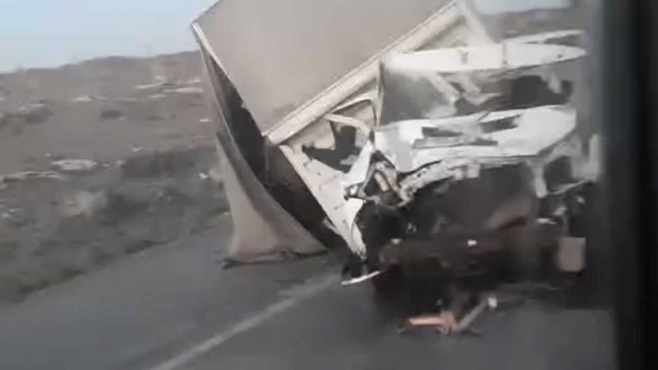 Eskişehir-Ankara yolunda kamyon refüje çarptı: 1 yaralı