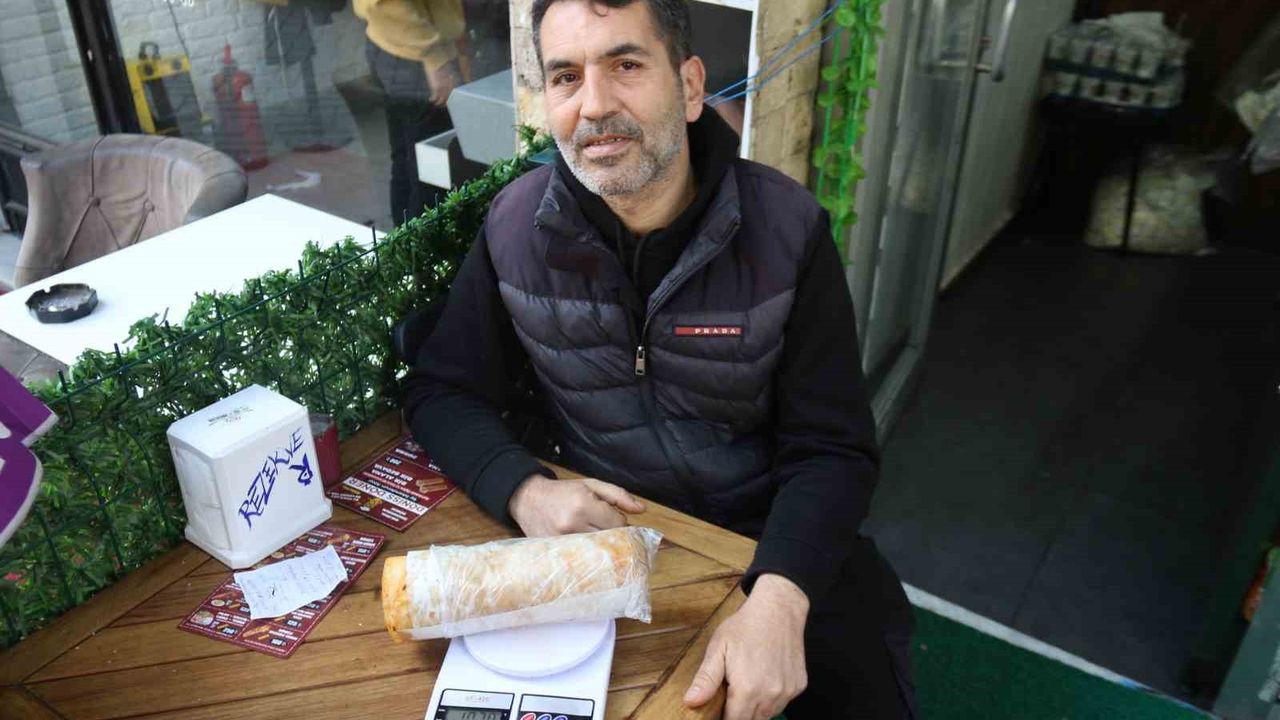 Eskişehir'de 1 kilogramlık Hatay usulü tavuk dürüm 150 TL'ye satılıyor, dükkâna yoğun ilgi