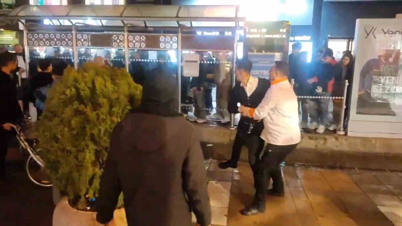 Eskişehir'de 2 Eylül Caddesi'nde çıkan kavgada esnaf müdahalesi: 1 yaralı