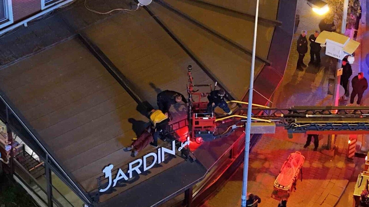 Eskişehir'de 2'nci kattan kafenin tentesine düşen genç itfaiye tarafından kurtarıldı