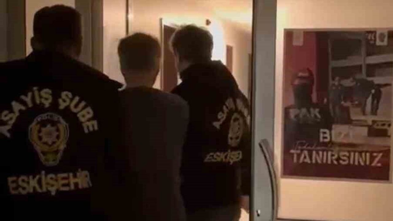 Eskişehir'de 3 yıl hapisle aranan A.A. çatıda saklanırken yakalandı