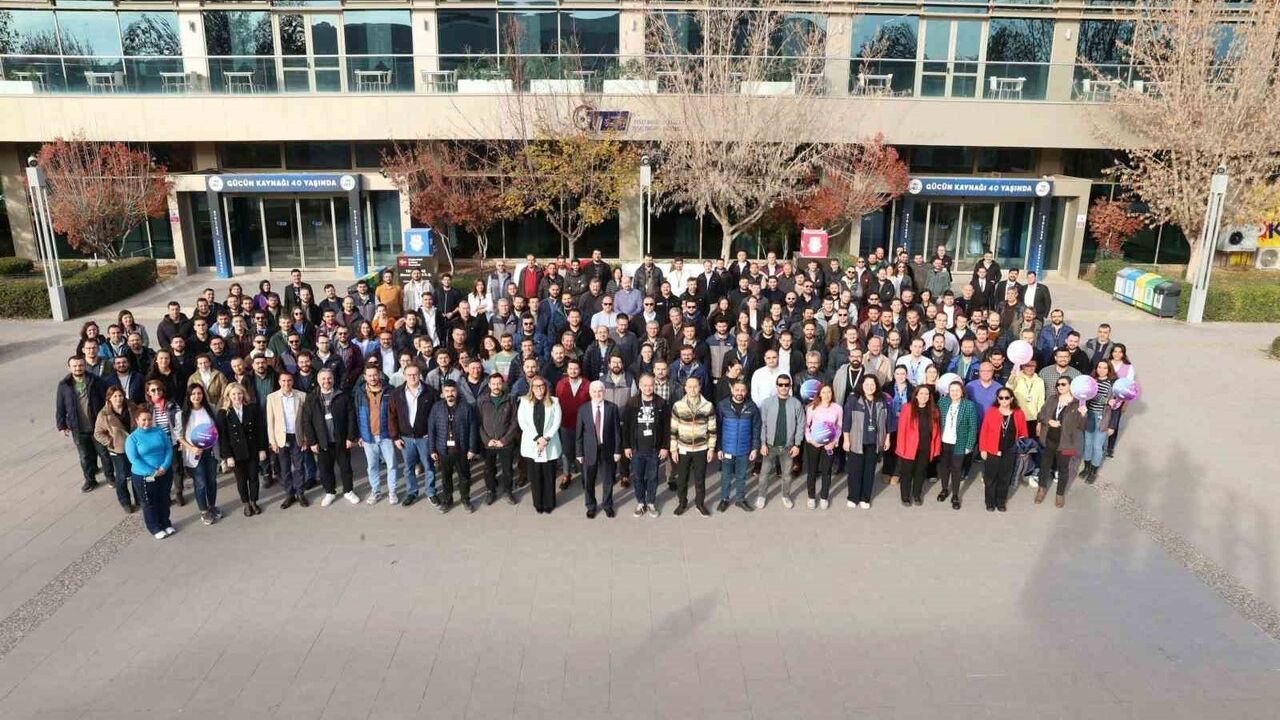 Eskişehir'de 40 yıllık kıdemli öğretmen Hasan Gündüz ziyaret edildi; TEI iç eğitmenleri Öğretmenler Günü'nde buluştu