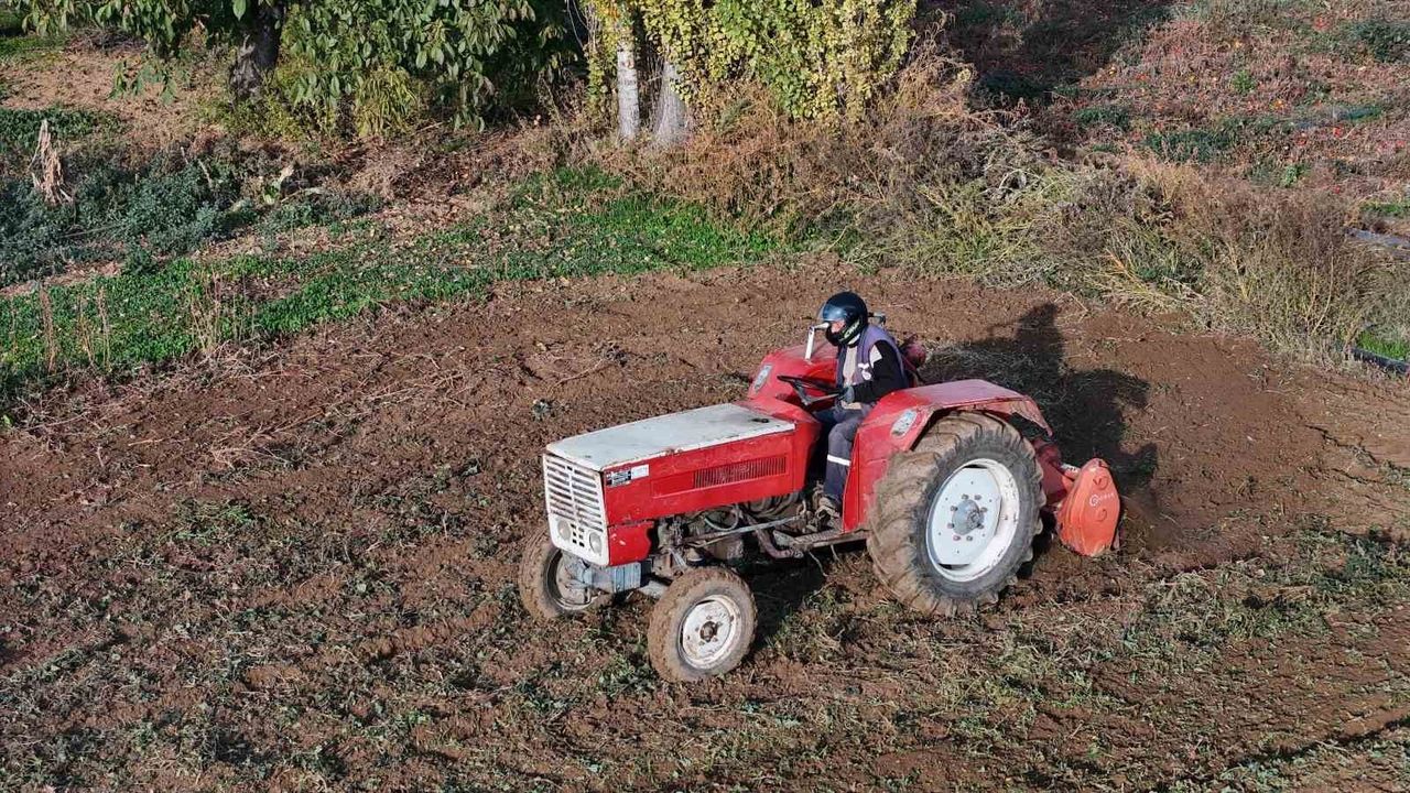 Eskişehir'de 67 yaşındaki çiftçi yeni yönetmeliğe uygun ekipmanla tarlasını sürdü