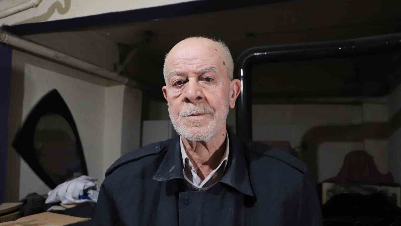 Eskişehir'de 75 yaşındaki Hasan Gürbüz 15 yıldır bodrum katında hayata tutunuyor