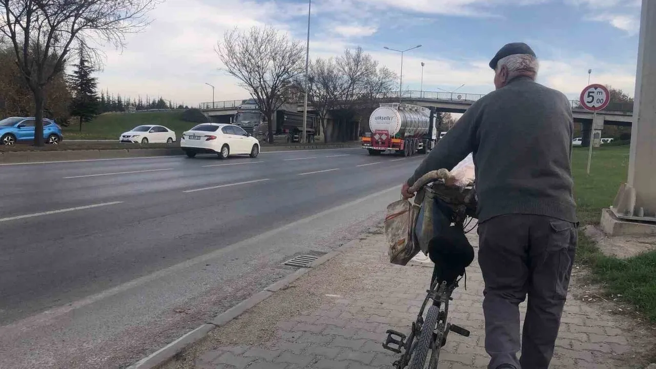 Eskişehir'de 84 yaşındaki Kamil Köprülü bisikletiyle atık toplayarak geçimini sağlıyor