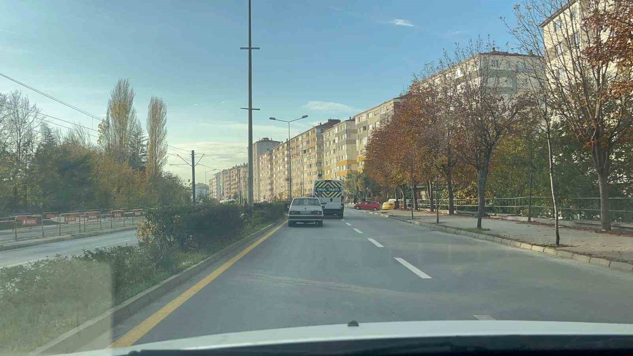 Eskişehir'de abartı egzozlu Tofaş, arka camındaki yazıyla trafikte rahatsızlık yarattı