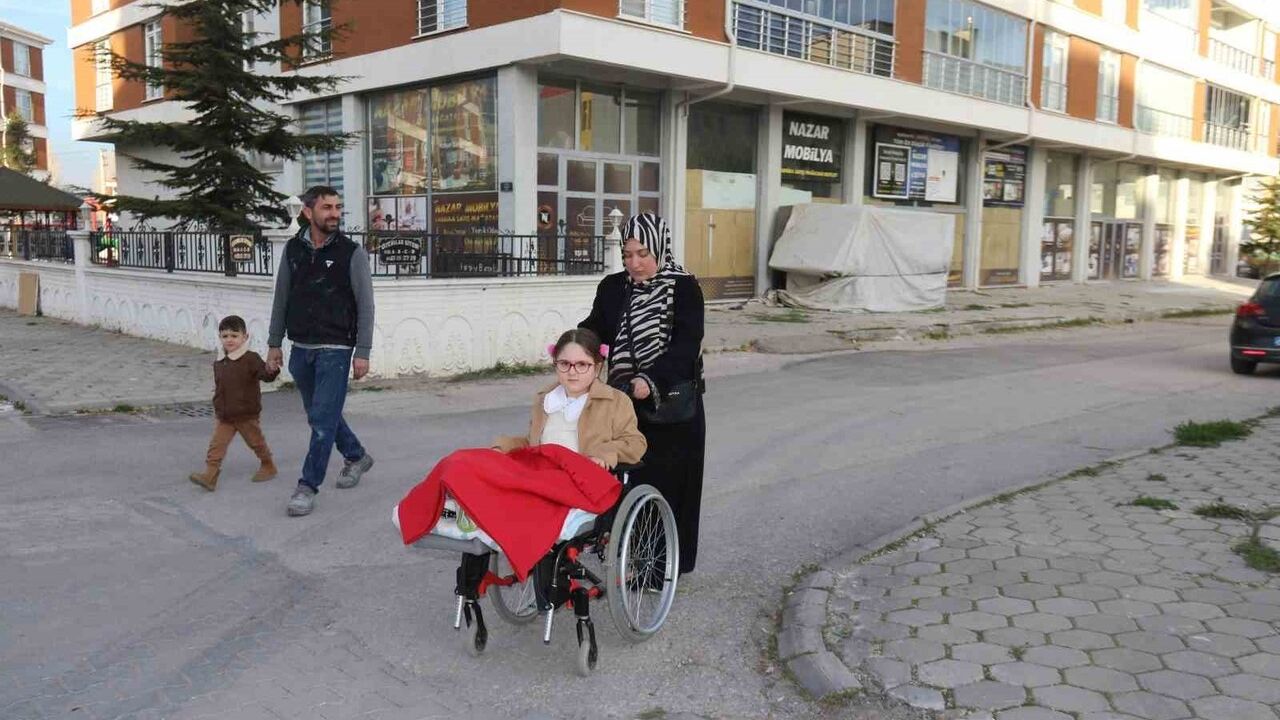 Eskişehir’de anne, kucağında okula taşıdığı 7,5 yaşındaki Zeynep için asansör istiyor