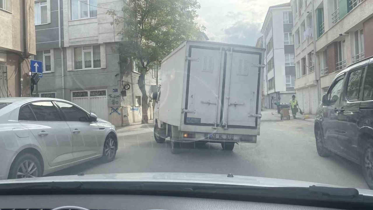 Eskişehir'de Baysal Sokak'ta Sağa Eğik Kamyon Trafikte Endişe Yarattı
