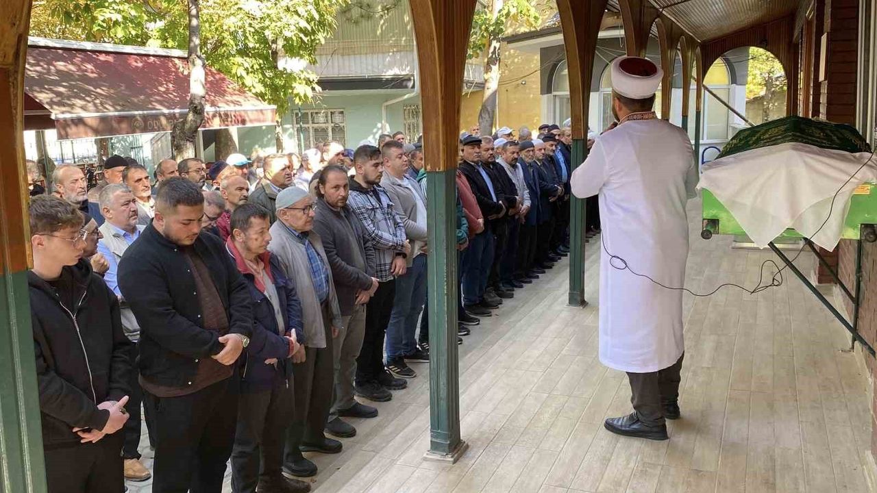 Eskişehir'de bıçakla öldürülen 70 yaşındaki Safiye Yarbil defnedildi; oğlu U.Y. adliyeye sevk edildi