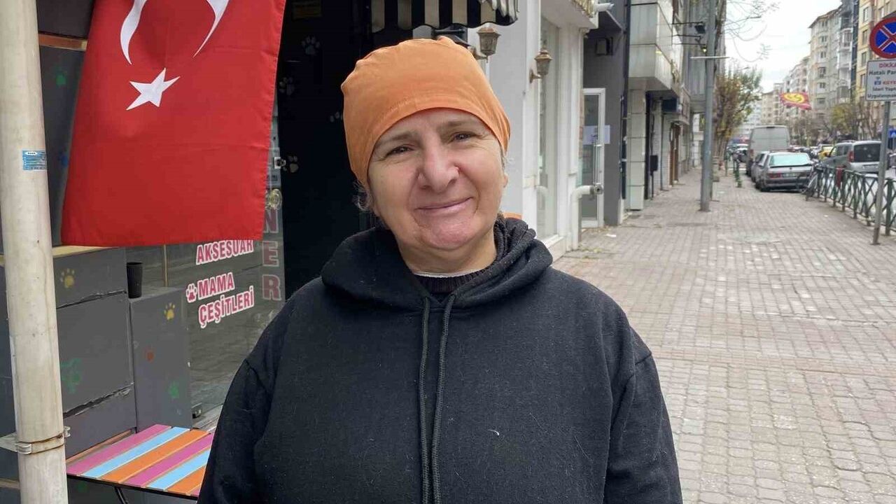 Eskişehir'de bir kadının Türk bayrağını öpme anları sosyal medyada ilgi çekti