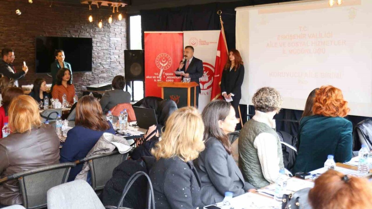 Eskişehir'de Büyük Aile Buluşması ve Koruyucu Aile Farkındalık Toplantısı Yapıldı