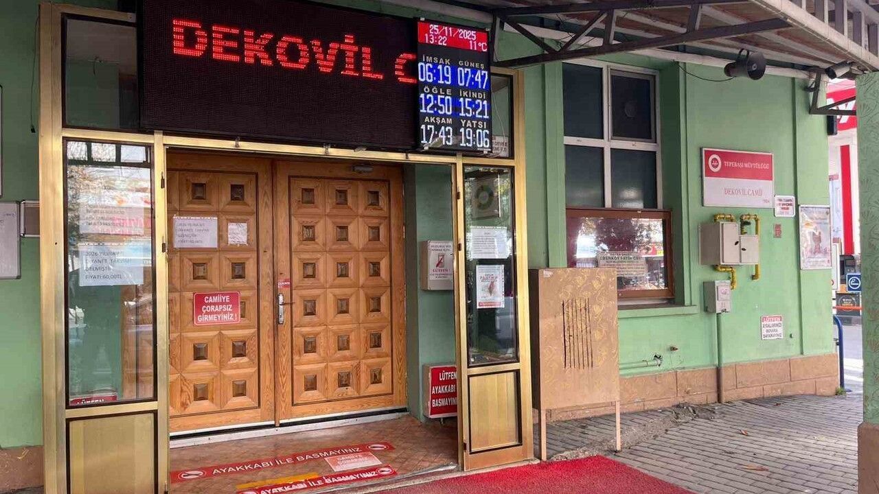 Eskişehir'de Dekovil Camii'ne yönelik yumruklu saldırı anları güvenlik kamerasında