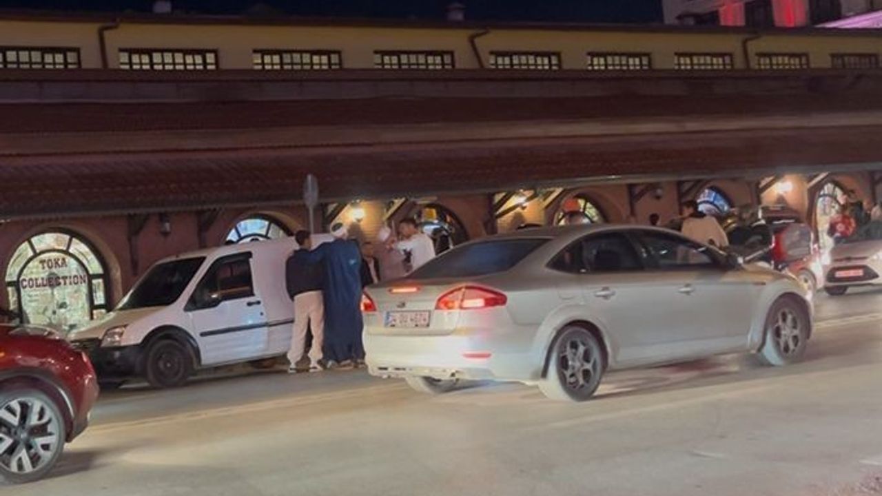 Eskişehir'de dönüş yapan otomobil ile panelvan çarpıştı; sürücüler arasında arbede yaşandı