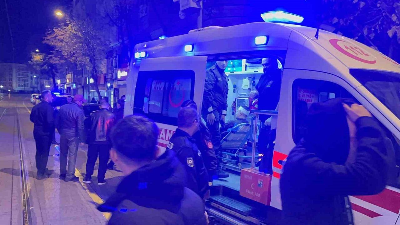 Eskişehir'de ehliyetsiz ve plakasız motosiklet sürücüsü bekçiye çarptı; ambulansta ceza tutanağı imzaladı